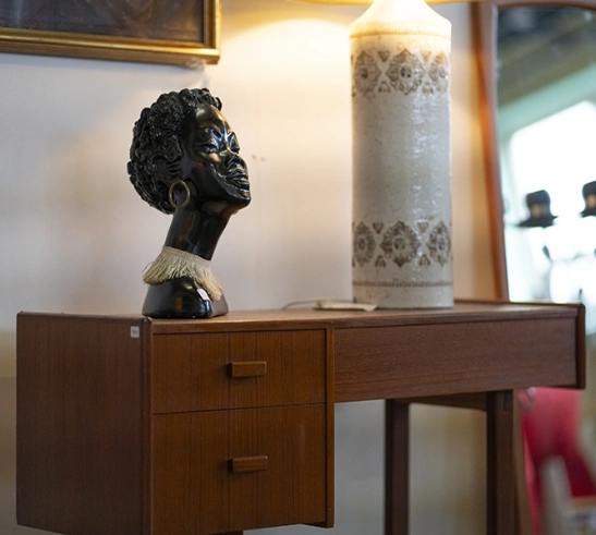 Hallmöbel i teak och figurin/skulptur